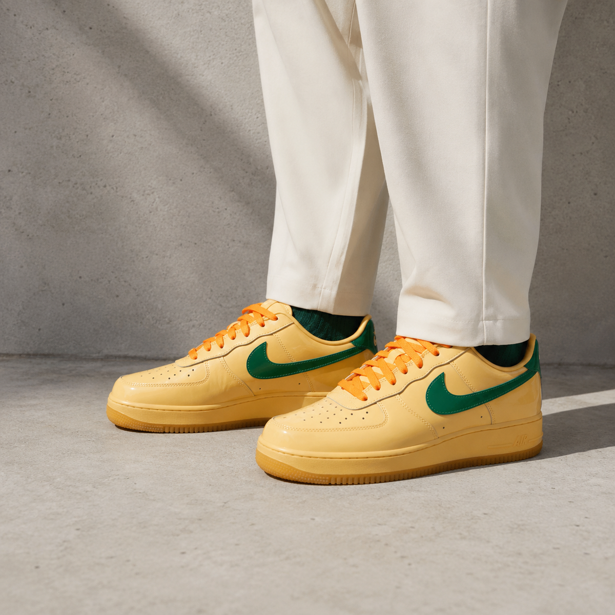 Nike Air Force 1 Low Patent Leather Topaz Gold Pine Green - vista 5