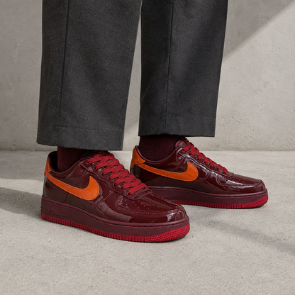 Nike Air Force 1 Low Patent Leather Dark Team Red Safety Orange - vista 5